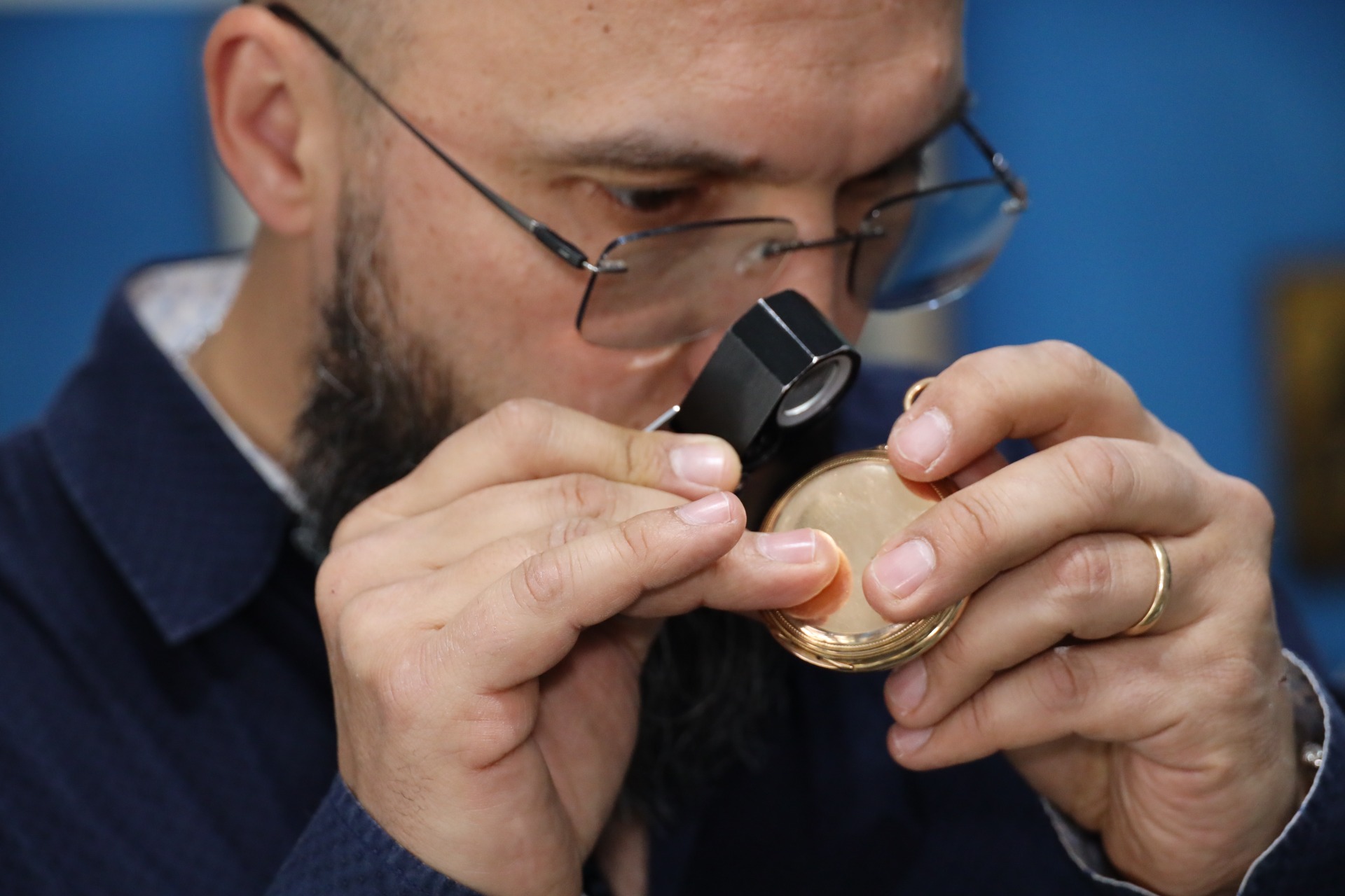 gioielliere sta valutando un orologio rolex per fare un preventivo 